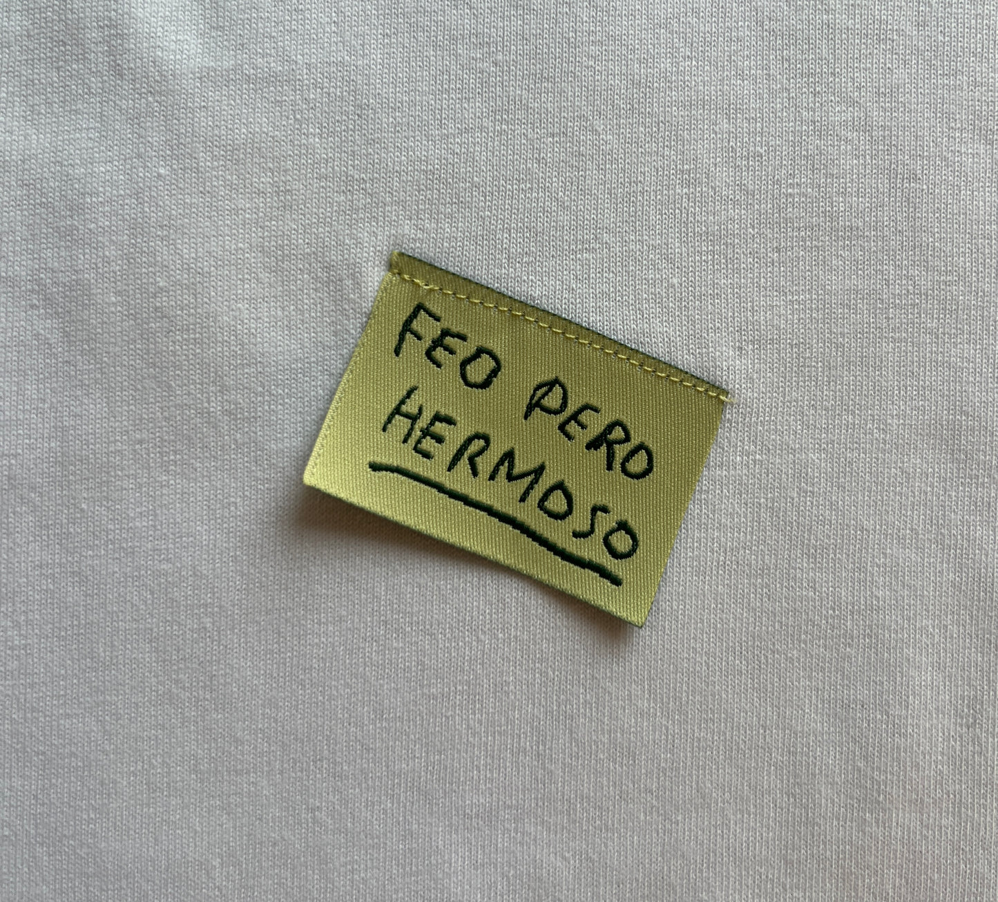 Polera Baby Tee "Feo pero Hermoso"
